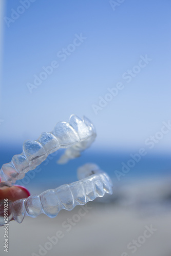 Invisible tooth retainer held by one hand