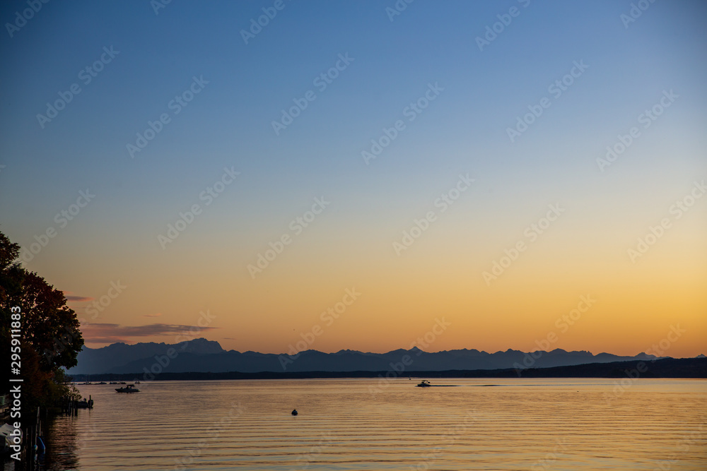 Stranberger See Sonnenuntergang am Schiffsanleger in Berg mit Lampe