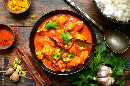 Papier peint Chicken tikka masala - traditional dish of indian cuisine in a clay bowl