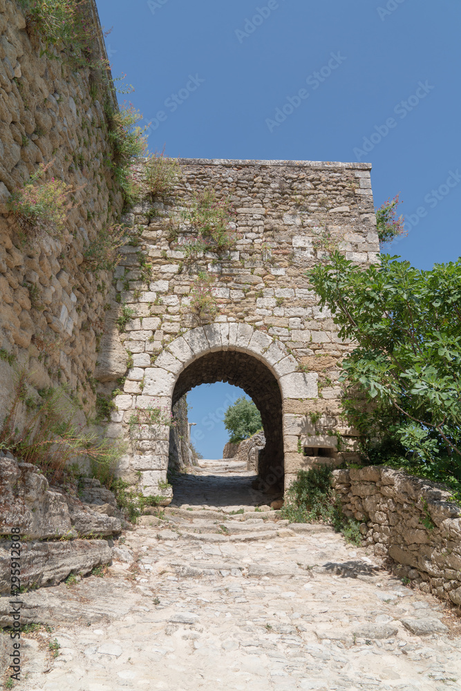 arch in village Provence Ménerbes Vaucluse Luberon