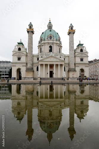 Karlskirche Wien Österreich mit See und Spiegelung in Wasser