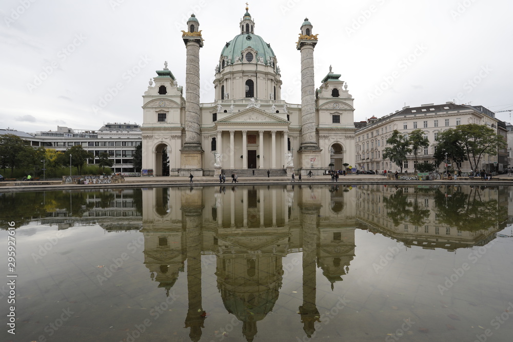Karlskirche Wien Österreich mit See und Spiegelung in Wasser
