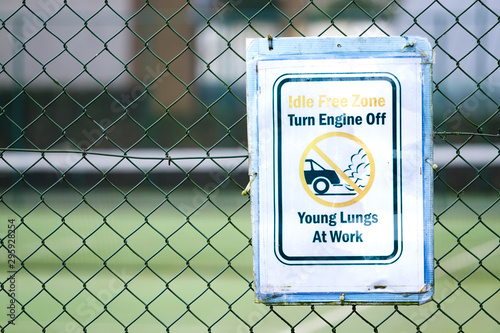 Foto No vehicle idle idling emissions pollution young lungs at play sign outside scho