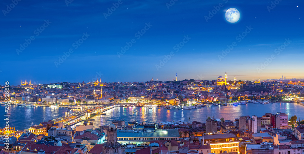 Fototapeta premium Stambuł i Bosfor w nocy, Panorama, Turcja.
