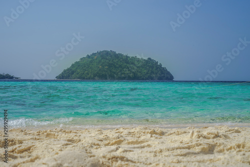 Fototapeta Naklejka Na Ścianę i Meble -  tropical beach and sea in Thailand