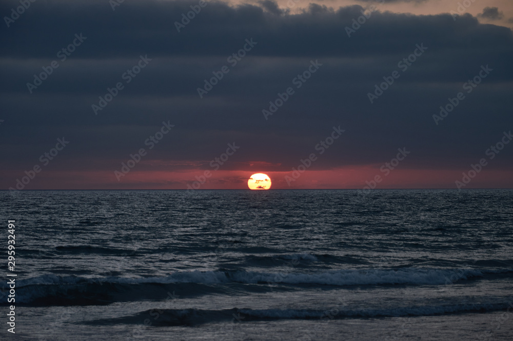 Puesta de sol en la playa de El Palmar, perteneciente a Vejer de la Frontera, en la provincia de Cádiz. Andalucía. España Puesta de sol en la playa de El Palmar, perteneciente a Vejer de la Frontera, en la provincia de Cádiz. Andalucía. España