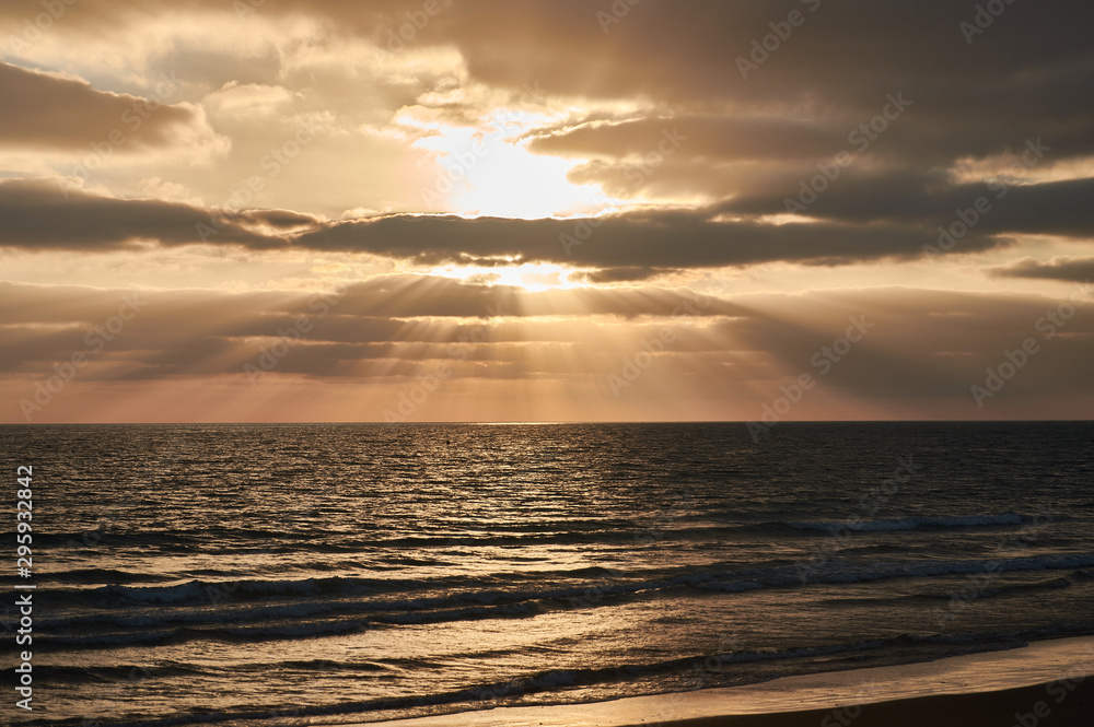 Puesta de sol en la playa de El Palmar, perteneciente a Vejer de la Frontera, en la provincia de Cádiz. Andalucía. España
