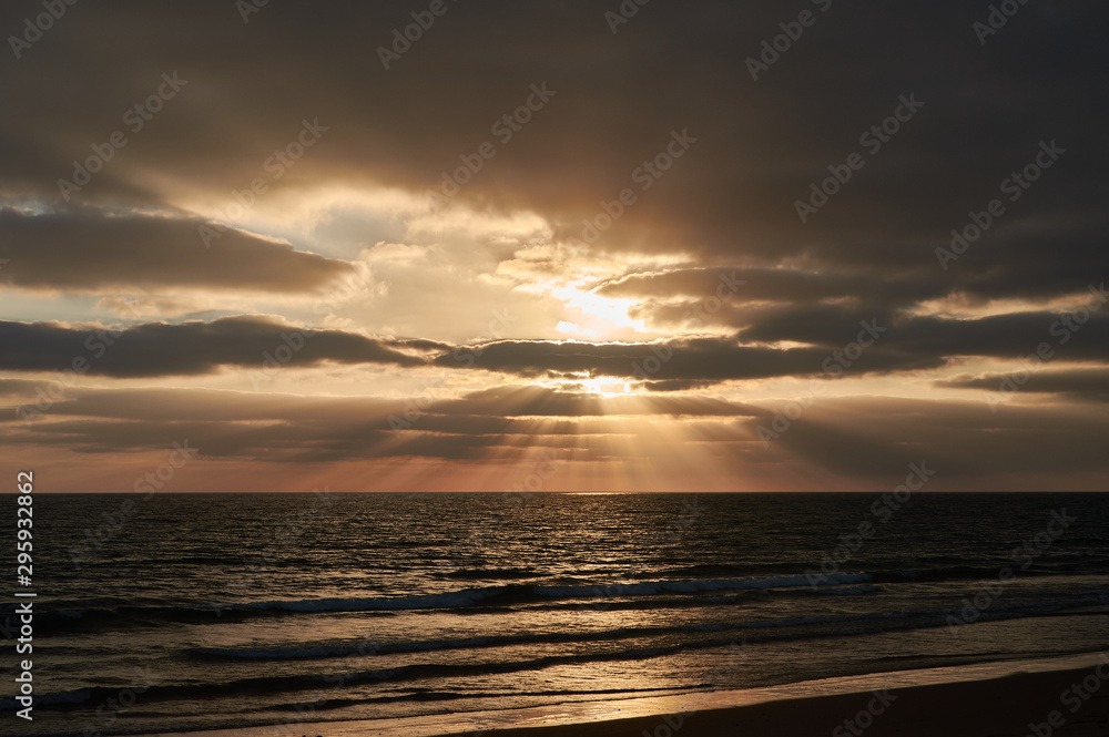 Obraz premium Puesta de sol en la playa de El Palmar, perteneciente a Vejer de la Frontera, en la provincia de Cádiz. Andalucía. España