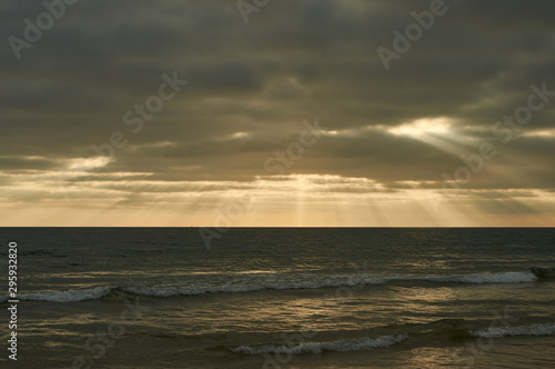 Puesta de sol en la playa de El Palmar  perteneciente a Vejer de la Frontera  en la provincia de C  diz. Andaluc  a. Espa  a
