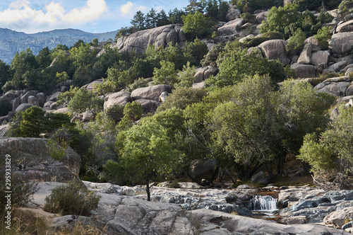 El río Manzanares a su paso por La Pedriza en el Parque Natural de la Sierra de Guadarrama. Comunidad de Madrid. España