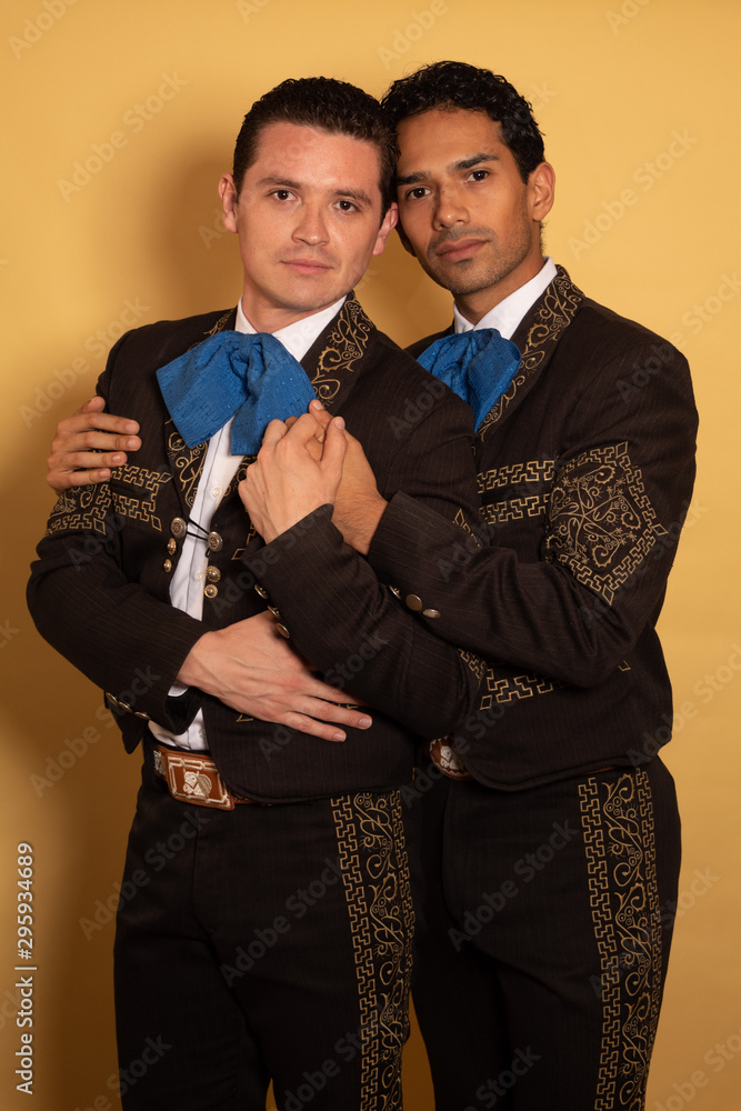 Paraje charro gay homosexual abrazo traje tipico mariachi macho foto de  Stock | Adobe Stock