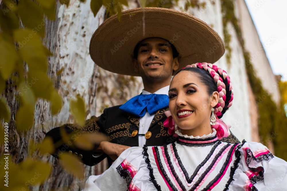 Pareja charro adelita amor jóvenes mexicano cultura traje típico ...