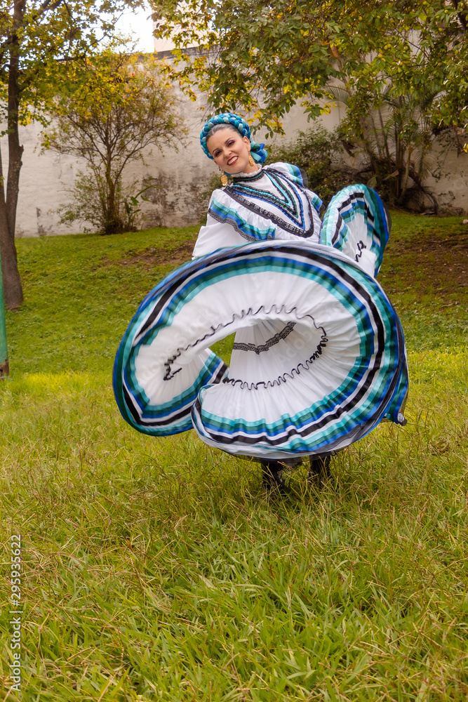 Adelita baile regional cultura Mexico exterior vestido tipico