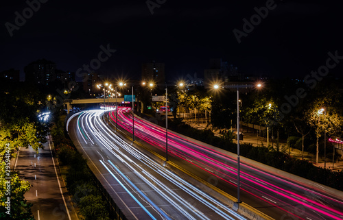 Paisaje de larga exposición nocturno de collserola en Barcelona