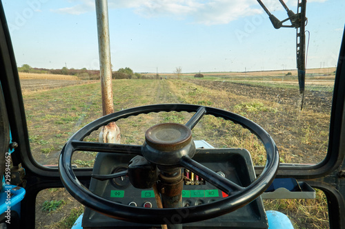 Fotografia view from tractor cab on field