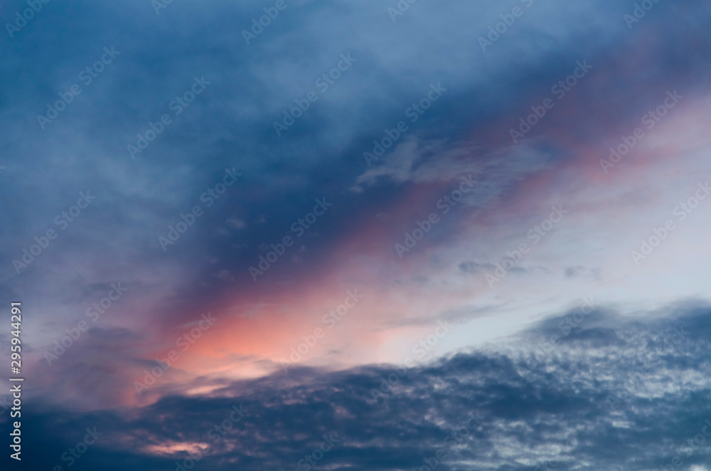 Obraz premium Beautiful cloudy sunset