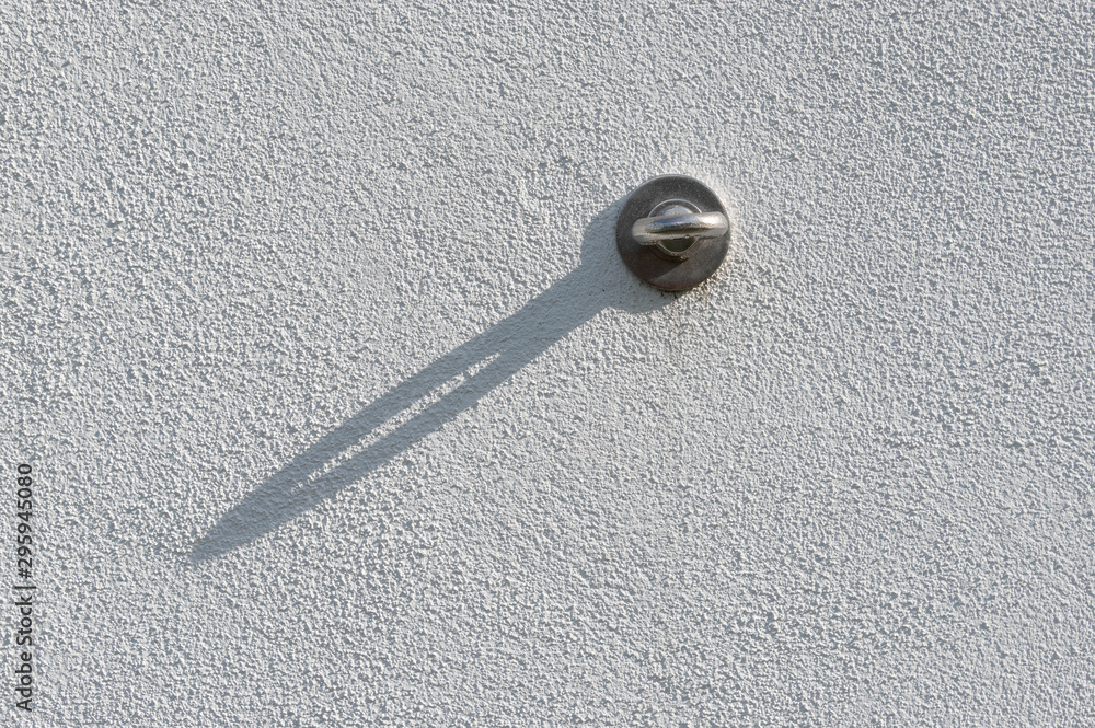 Ringöse aus Metall an Gebäudewand verschraubt zum Einhängen und Spannen von Außenwerbung wie Bannern, Flyern, Plakaten mit einem Schattenwurf in 45 Grad Richtung Ringöse aus Metall an Gebäudewand verschraubt zum Einhängen und Spannen von Außenwerbung wie Bannern, Flyern, Plakaten mit einem Schattenwurf in 45 Grad Richtung