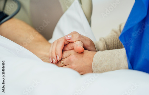 Foto Holding patient hands in a hospital