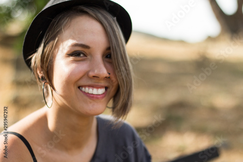 MUJER JOVEN CON SOMBRERO SONRIENDO