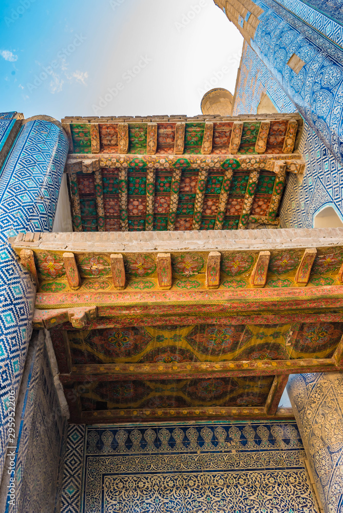 Φωτογραφία Ornate decorated wooden roof of the Tash Hauli palace, Khiva, Uzbekistan
