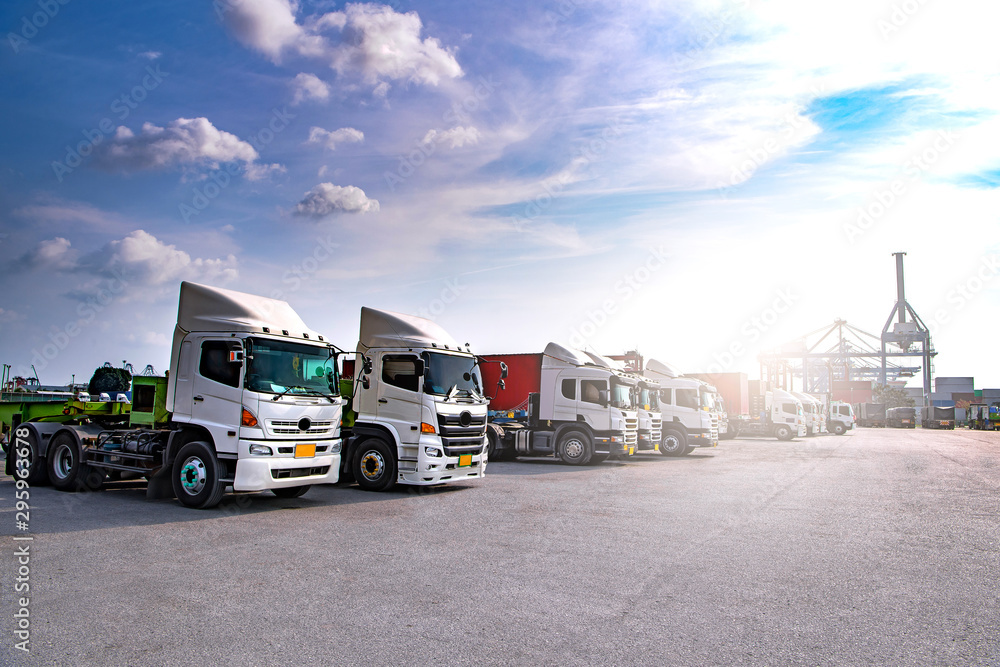 Fototapeta premium Logistyka przemysłowa i transport ciężarówki w stoczni kontenerowej dla logistyki i Cargo o zachodzie słońca