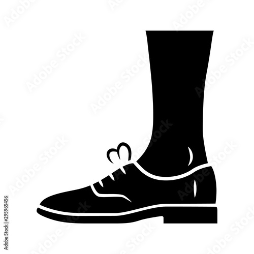 Brogues glyph icon. Women and men leather oxford shoes. Stylish formal elegant footwear. Male and female office fashion. Silhouette symbol. Negative space. Vector isolated illustration