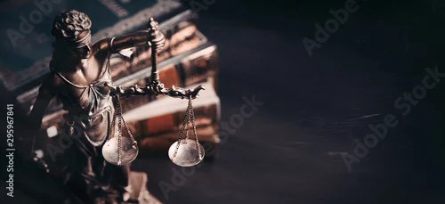 Obraz Lady Sprawiedliwość. Statua Sprawiedliwości w bibliotece