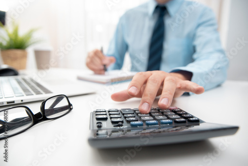 Fotografia Accountant calculate tax information