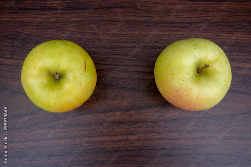 木製のテーブルの上の青森産のリンゴ