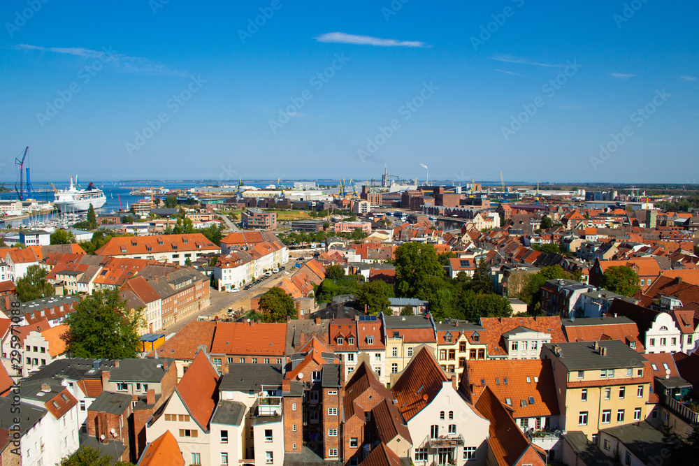 ドイツの世界遺産都市ヴィスマールの街並み（St.Georgen教会からの眺め）