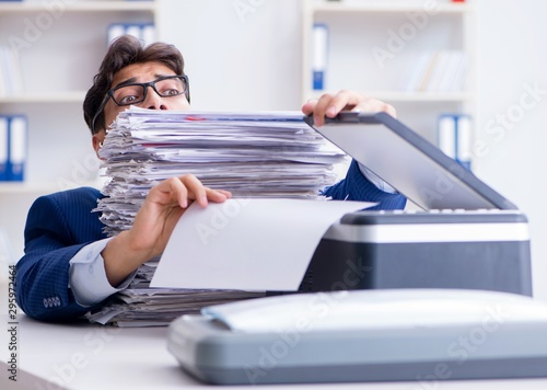 Canvas Print The businessman making copies in copying machine
