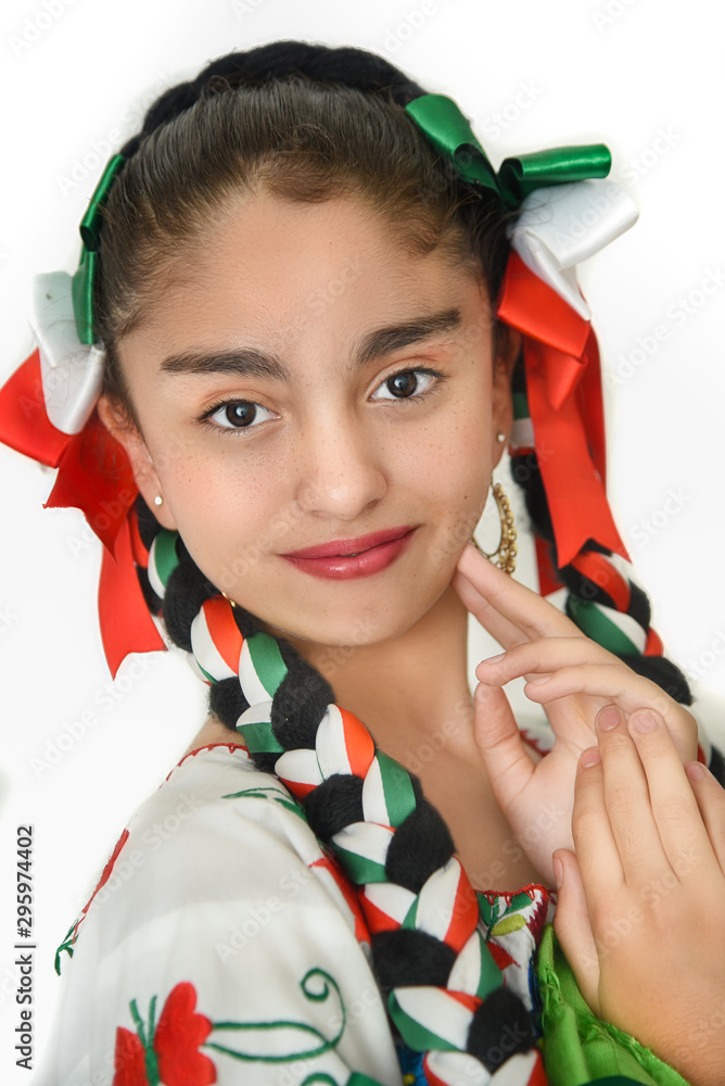  china poblana mexicana, niña bailarina latina con vestido folklorico mexicano jalisco foto de Stock
