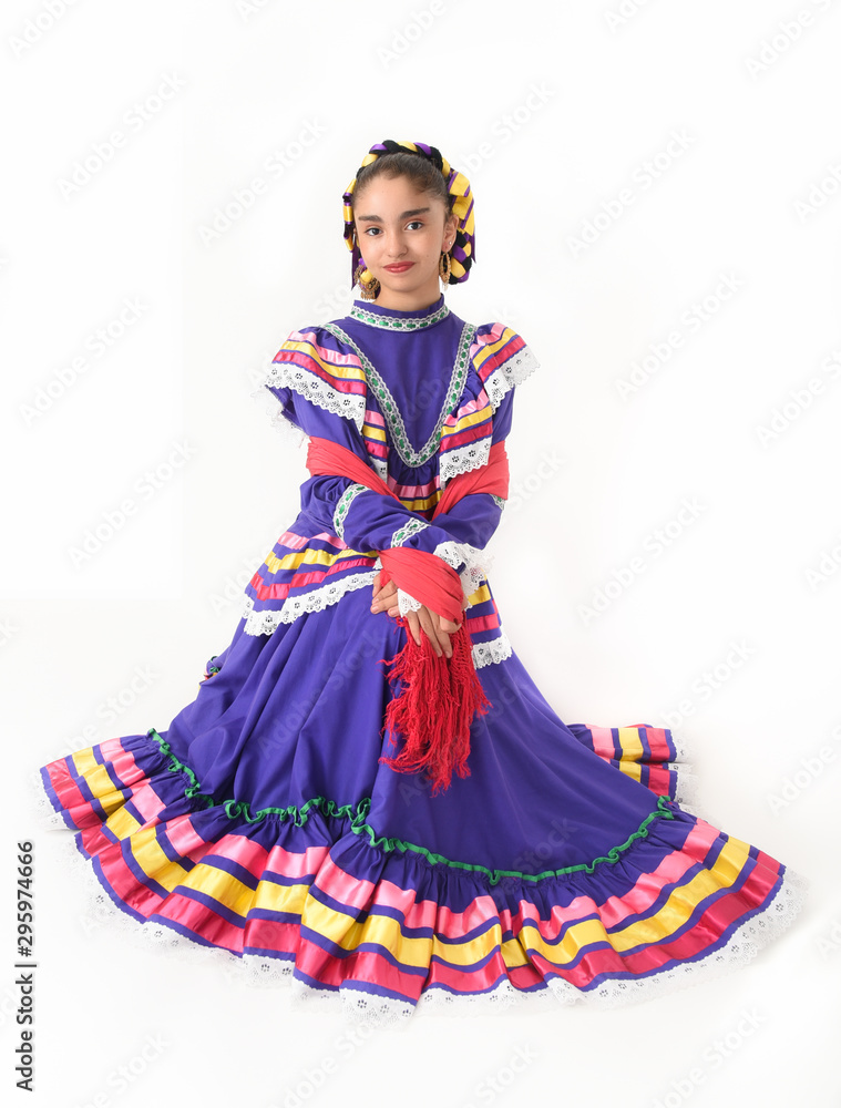 niña latina mexicana con traje de danza folklorica en color morado jalisco  mexico foto de Stock | Adobe Stock