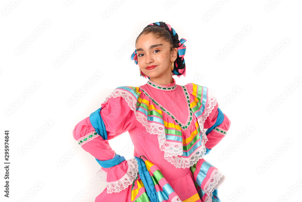 niña latina mexicana con traje folklorico en color rosa y fondo blanco niña latina mexicana con traje folklorico en color rosa y fondo blanco