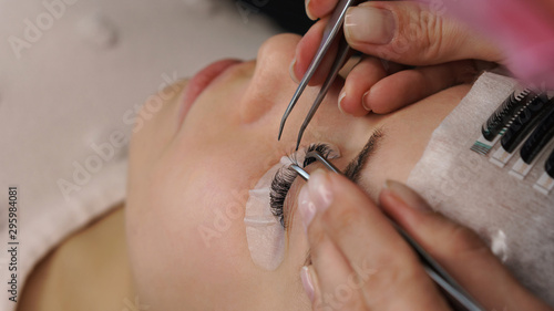 Foto Beautiful Woman with long eyelashes in a beauty salon