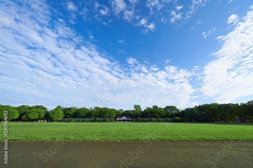 公園の競技場とトラックのイメージ photo