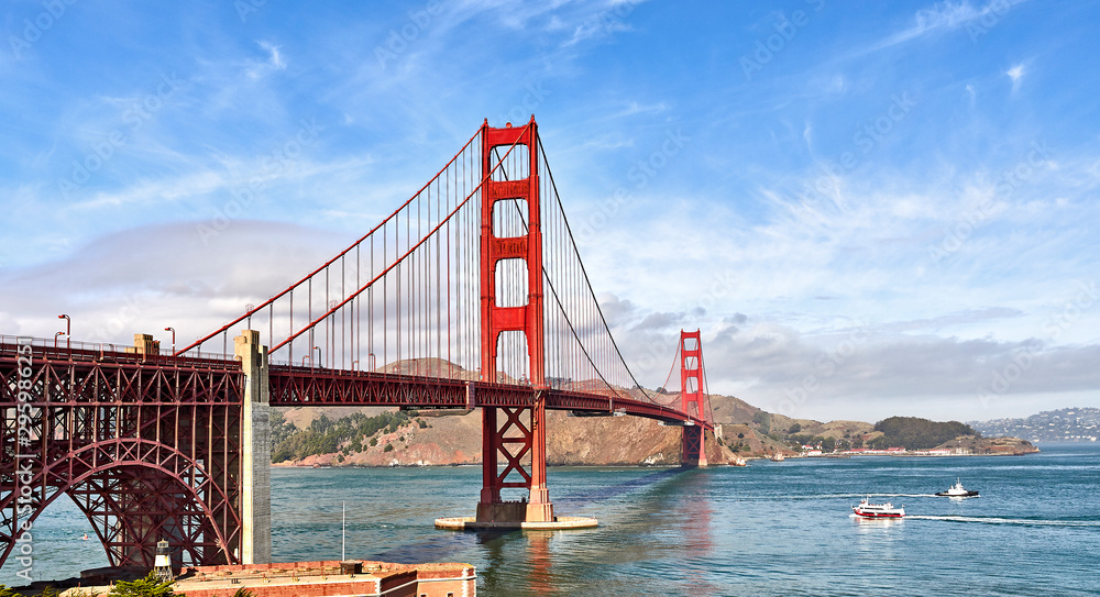 Obraz premium Breathtaking Golden Gate Bridge San Francisco Ocean Shoreline Blue Skies Ship