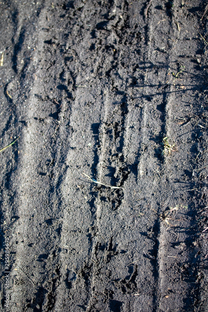 The track from the tire on clay earth is sand. The track from the tire on clay earth is sand.