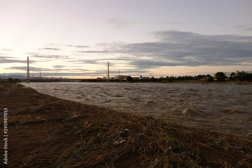 台風通過後の増水した多摩川