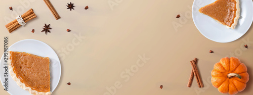 Tableau sur toile Pumpkin pie with autumn pumpkin - overhead view