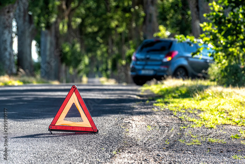 Autopanne auf einer Landstraße photo