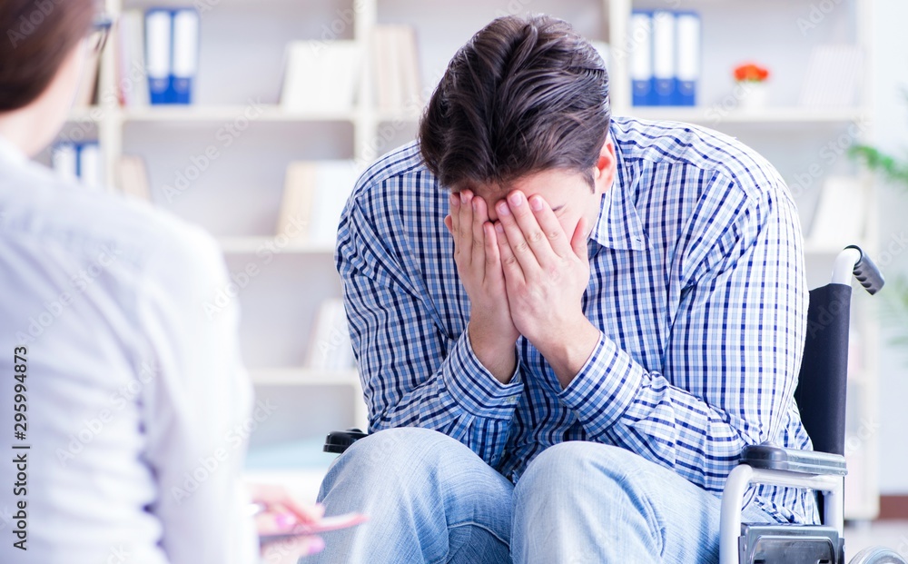 Obraz premium Patient visiting psychotherapist to deal with consequences of tr