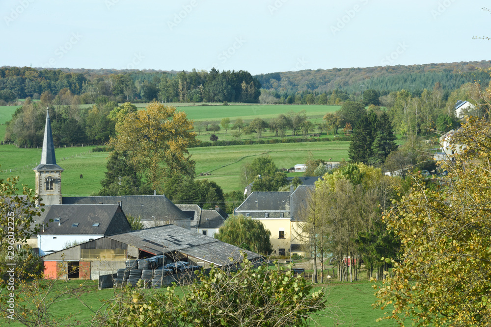 paysage vert Wallonie Belgique Ardenne eglise religion village