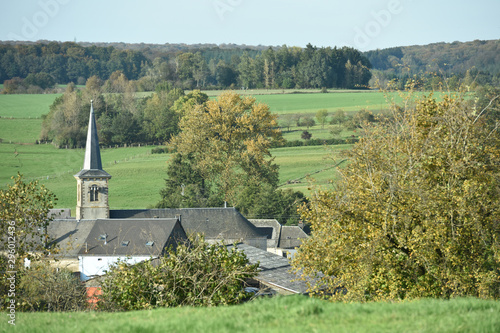 paysage vert Wallonie Belgique Ardenne eglise religion village