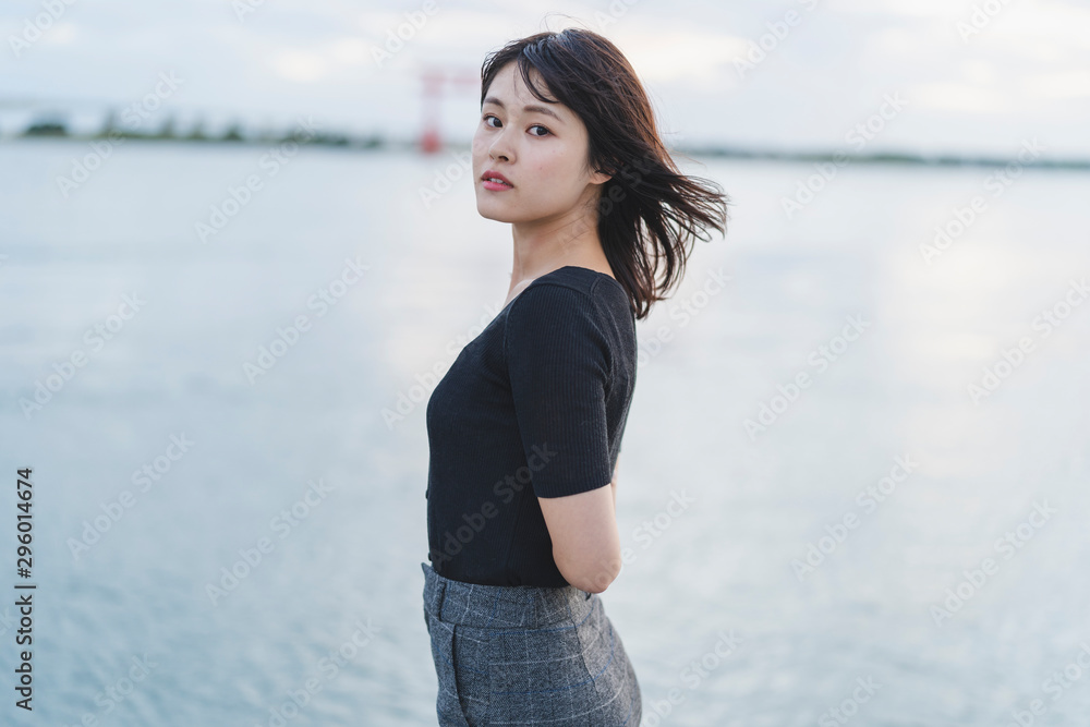 夕暮れの女性 夕暮れの女性
