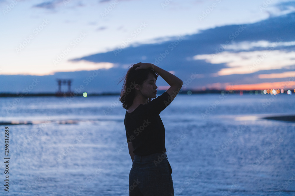 Fototapeta premium 夕暮れの女性