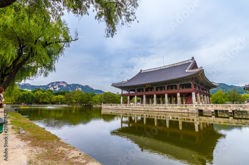 Koreanisches Haus mit See und Gebirge