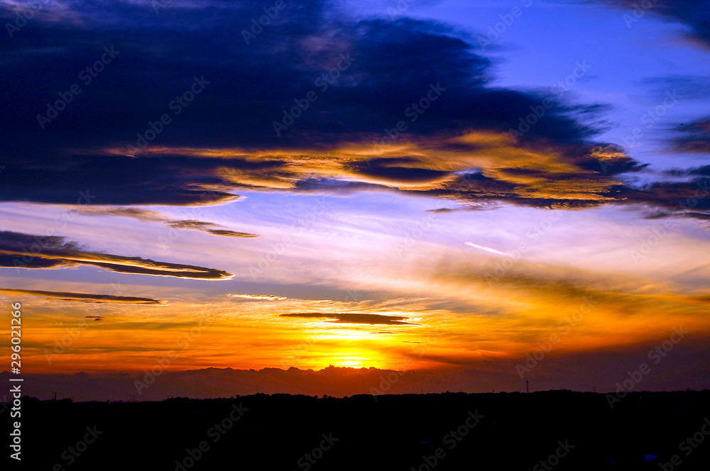 太陽の光と紫の夕空