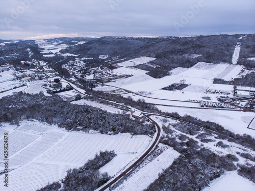 vue aérienne d'une campagne enneigée