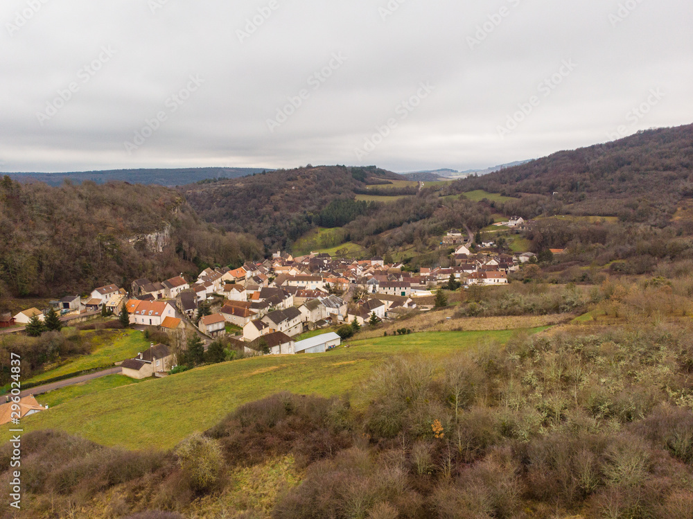 La vue aérienne du village de Saint-Romain en Bourgogne. Un village français dans une vallée. Un village de campagne.